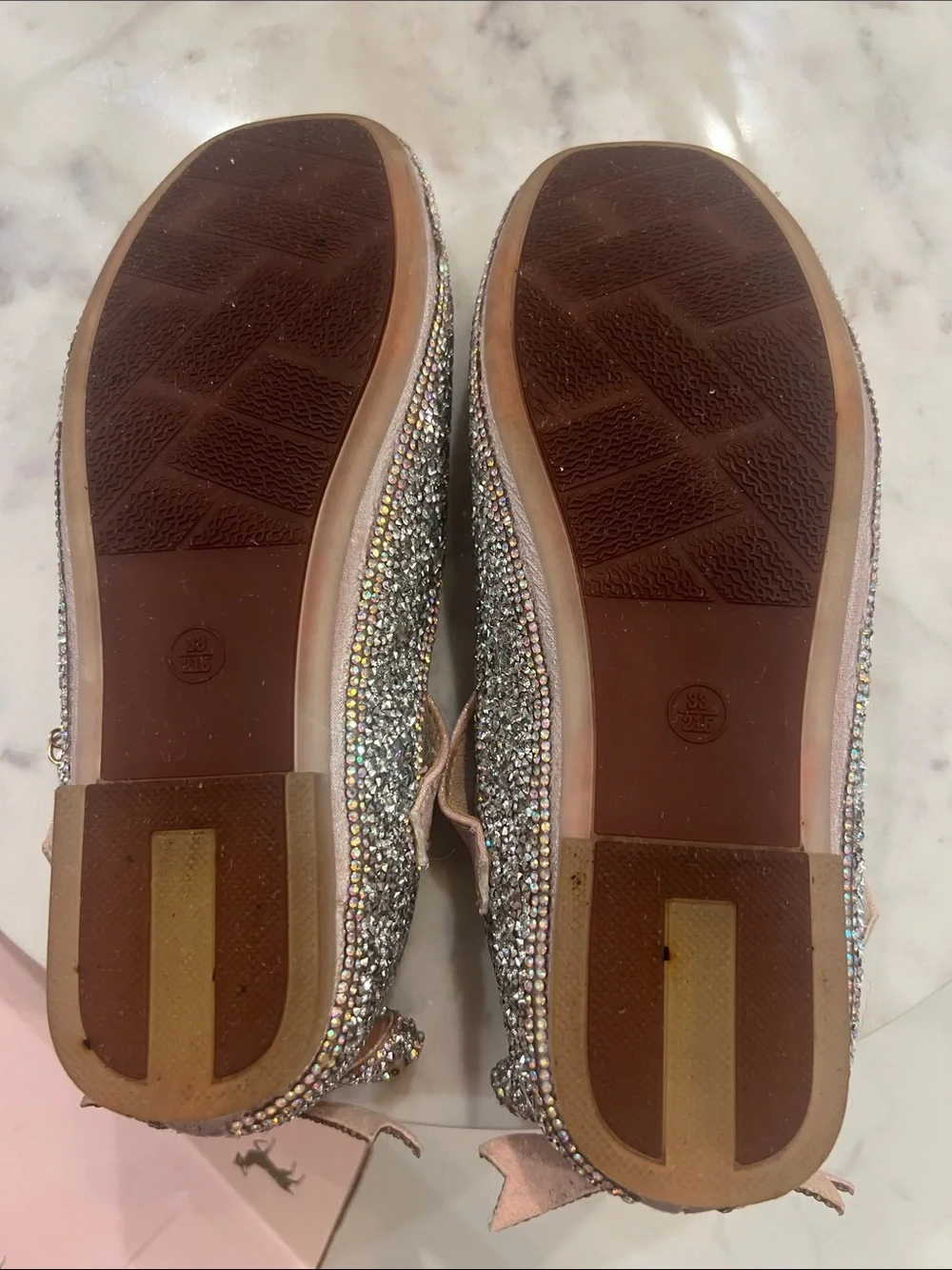 Doe a Dear Girls' Silver Glitter Mary Jane Shoes with Pink strap. Size 1.5/33